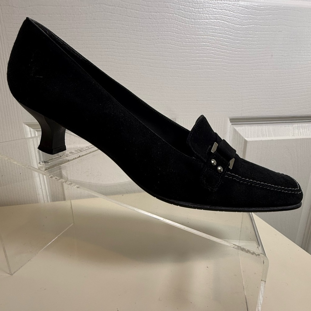 Stuart Weitzman Black Suede Kitten Heel Loafers Size 8 Classic Chic - Picture 13 of 16